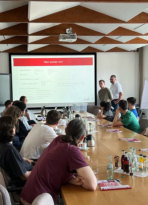 Interessiert verfolgten die Schüler und Schülerinnen des Inda-Gymnasiums die Präsentationen der SWJ-Fachleute im Rahmen der Projektes „GoEnergie“. Foto: SWJ