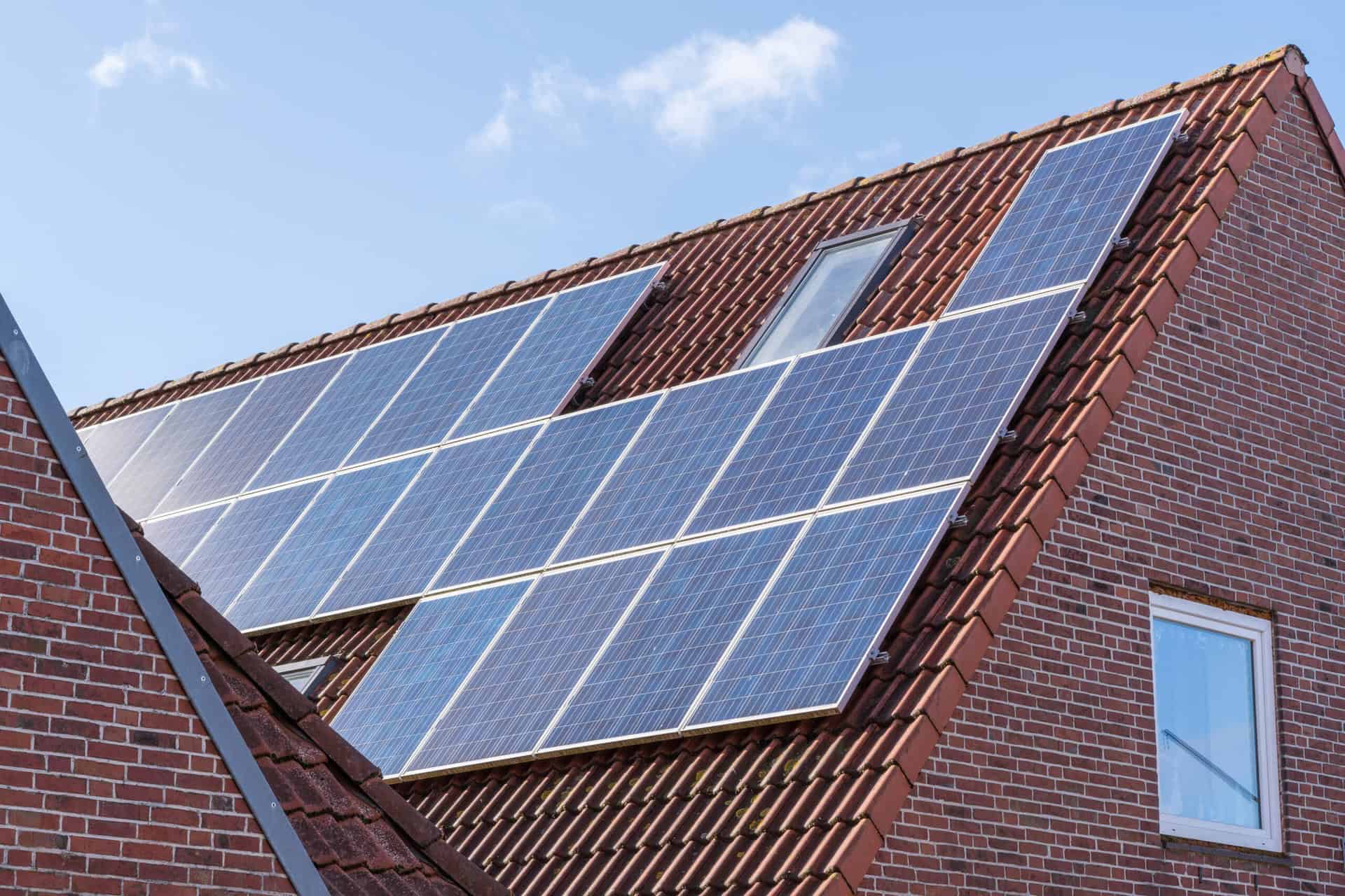 Photovoltaikanlage auf einem roten Ziegeldach – Symbol für Eigenstromproduktion durch Sonnenenergie.