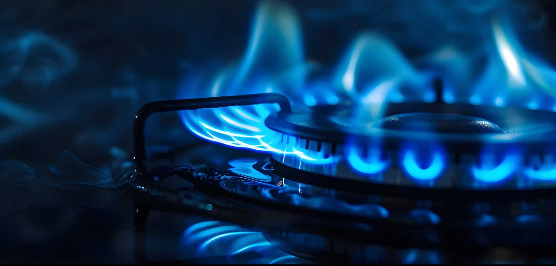 Nahaufnahme einer brennenden Gasflamme auf einem Herdbrenner, erzeugt durch künstliche Intelligenz. Symbol für Energieverbrauch und Gasversorgung.