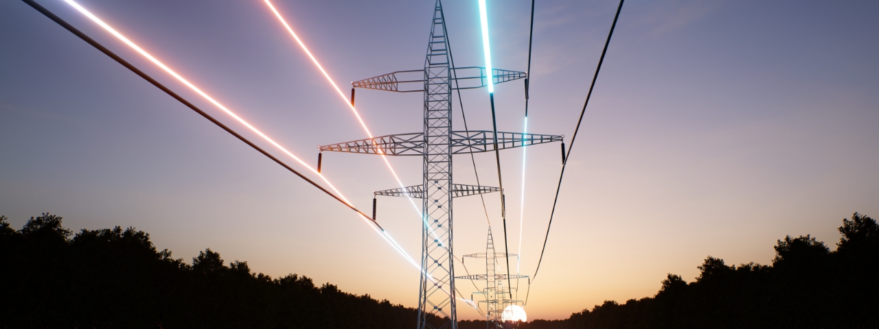 Hochspannungsmasten bei Sonnenuntergang mit dynamisch dargestellten Energieflüssen – Symbol für flexiblen Strombezug zum Börsenpreis.
