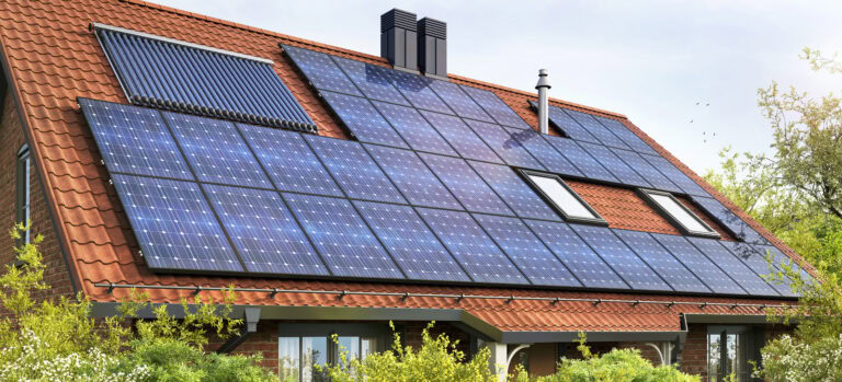Eine Photovoltaikanlage mit mehreren Solarpanelen ist auf dem Dach eines Gebäudes installiert und wandelt Sonnenlicht in nachhaltige Energie um.