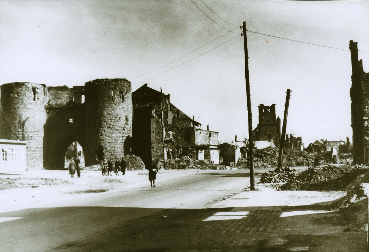 Große Rurstraße mit Ruine des Hexenturms, nach 1945 · Stadtarchiv Jülich