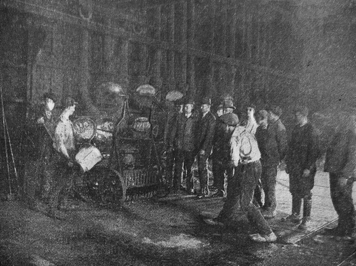 Das Ziehen der letzten Retorte im Gaswerk, 1930 · Stadtarchiv Jülich